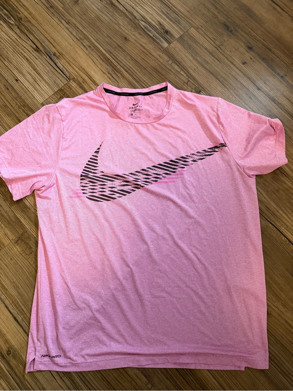 Nike Men’s Short Sleeve Tees in Pink, Light Pink, lightweight XL lot of 3 - Picture 2 of 7